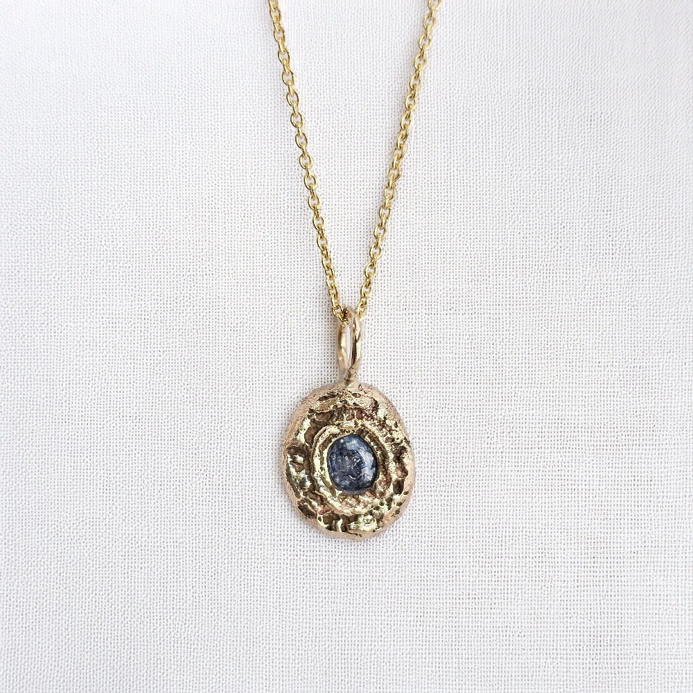 cast in place yellow gold blue sapphire necklace zoe alexandria jewellery