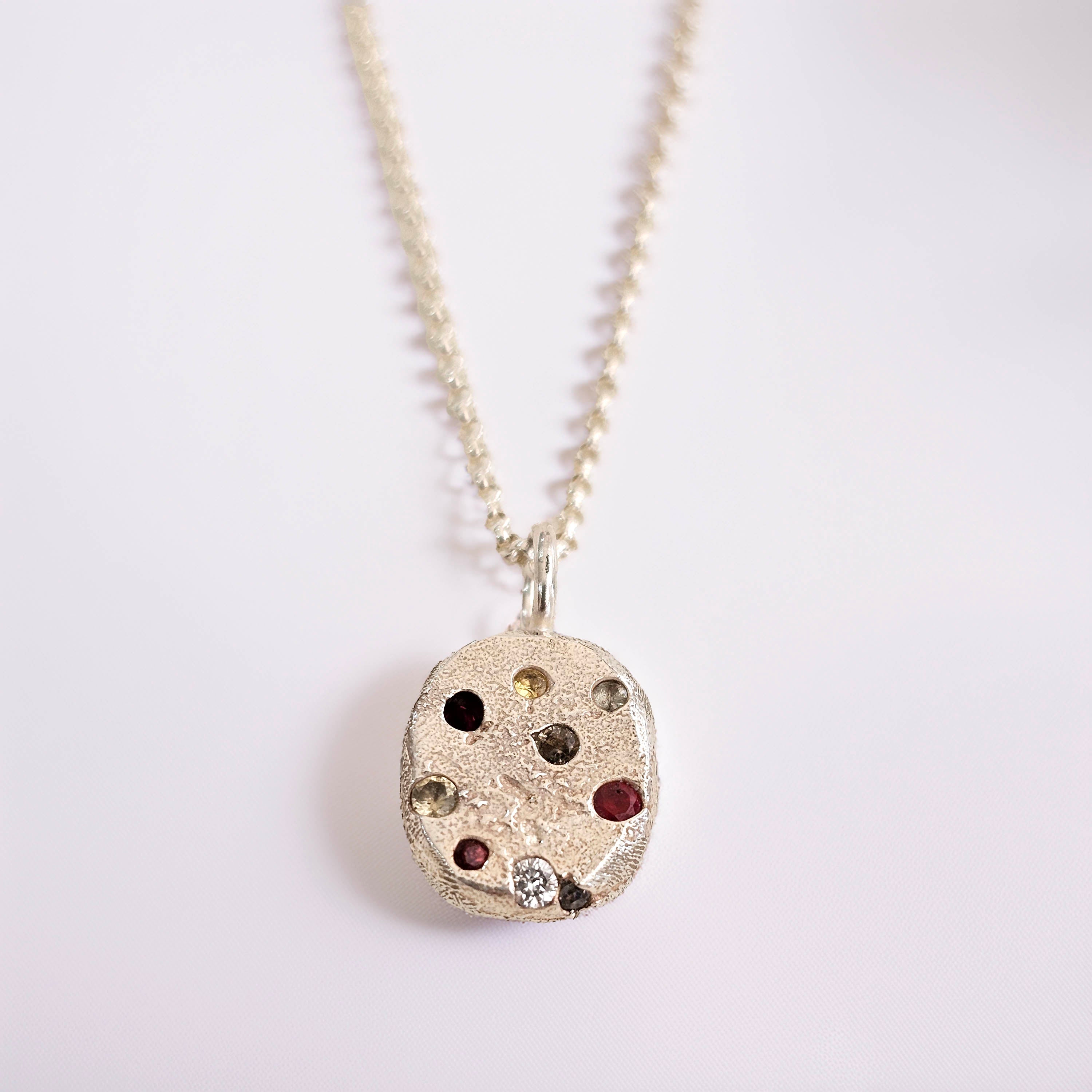  organic cast in place sapphire pendant handmade by zoe alexandria jewellery